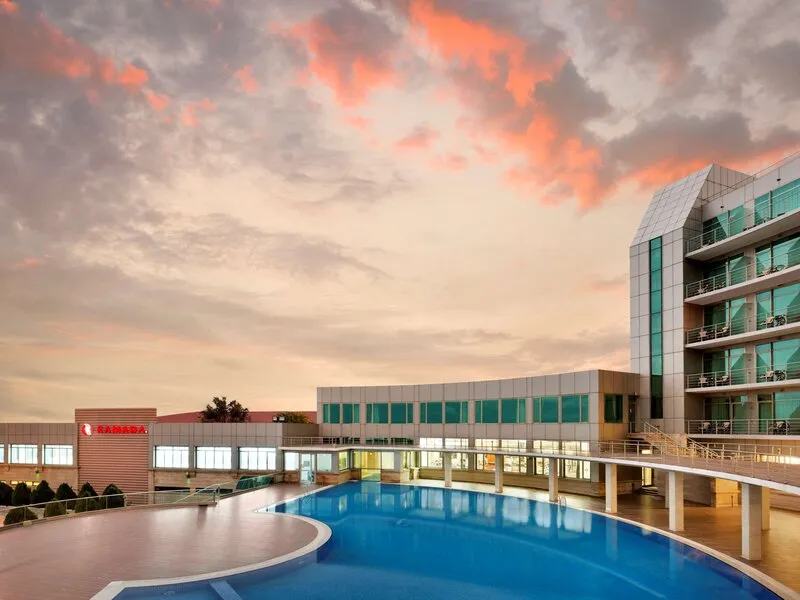 Ramada by Wyndham Baku · Anbieterbild von TUI