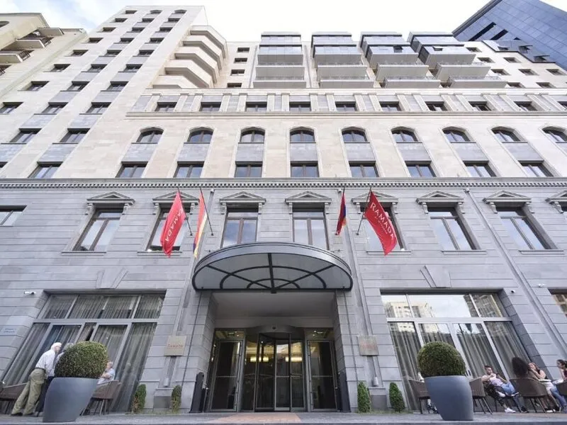 Ramada Hotel & Suites by Wyndham Yerevan · Anbieterbild von TUI
