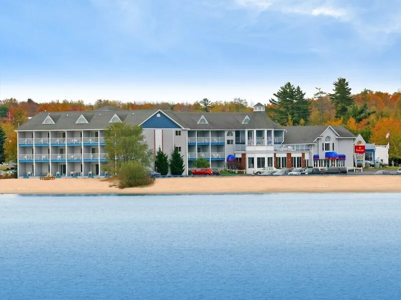 Ramada by Wyndham Mackinaw City Waterfront · Anbieterbild von TUI