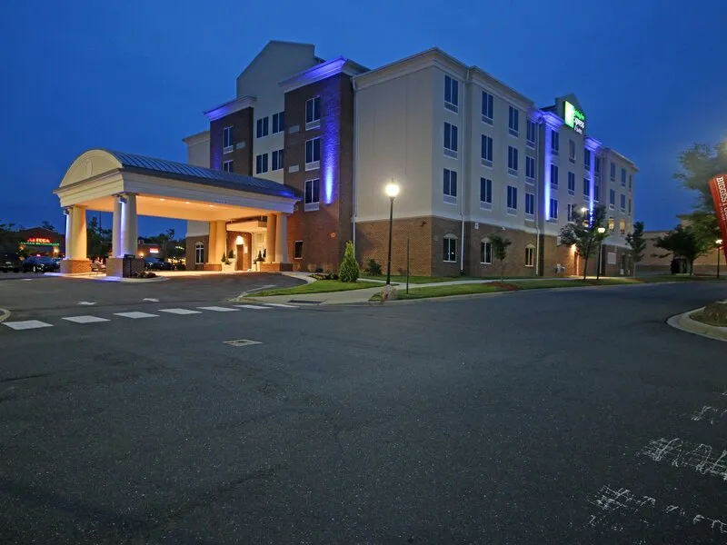 Holiday Inn Express & Suites Charlotte North · Anbieterbild von TUI