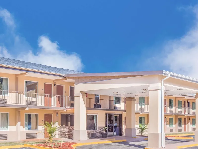 Super 8 by Wyndham National City Chula Vista · Anbieterbild von TUI
