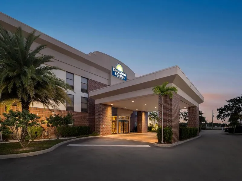 Days Inn & Suites by Wyndham Fort Myers Near JetBlue Park · Anbieterbild von TUI