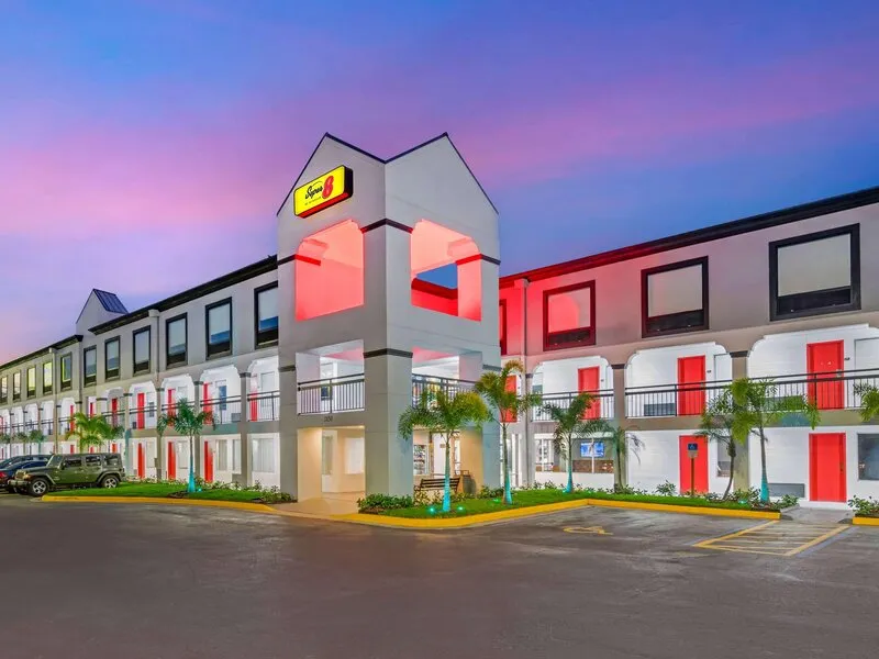 Super 8 by Wyndham Orlando Near Florida Mall · Anbieterbild von TUI