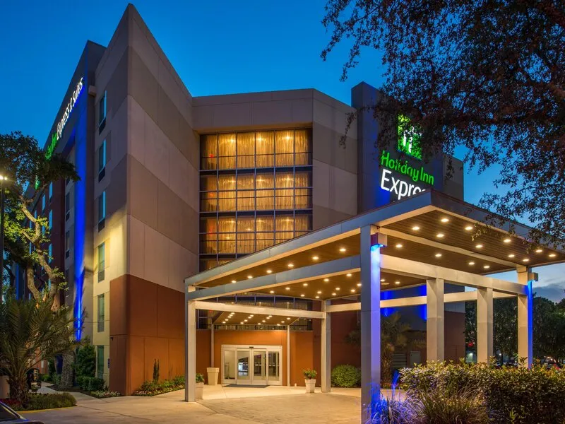 Holiday Inn Express & Suites San Antonio Medical-Six Flags · Anbieterbild von TUI