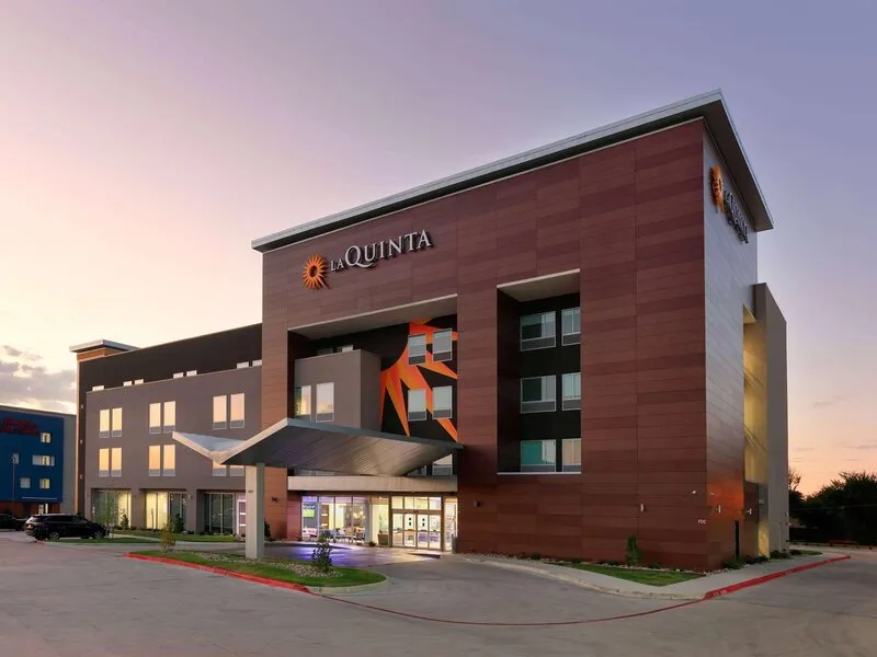 La Quinta Inn & Suites by Wyndham Dallas/Fairpark · Anbieterbild von TUI