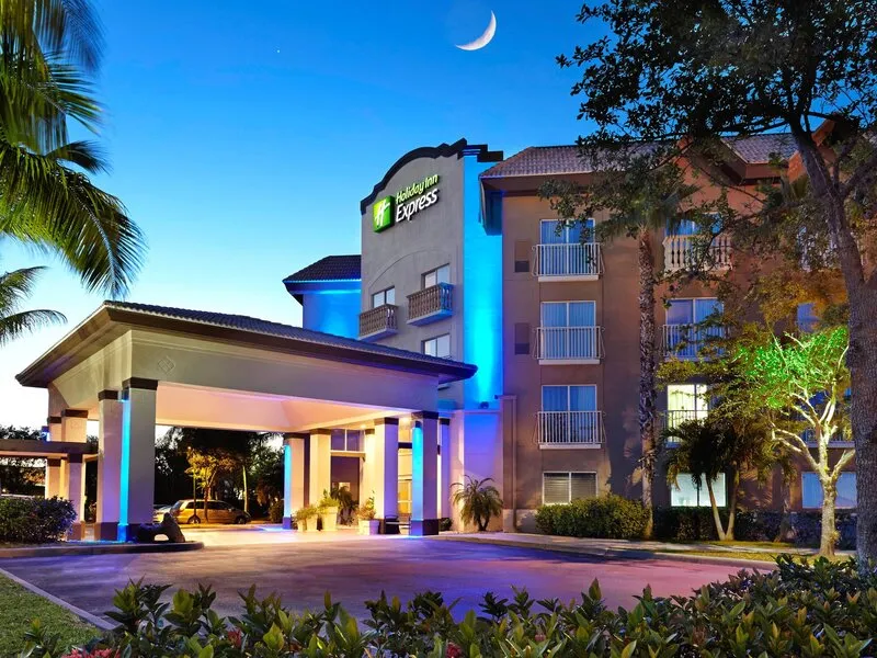 Holiday Inn Express & Suites Naples Downtown - 5th Avenue · Anbieterbild von TUI