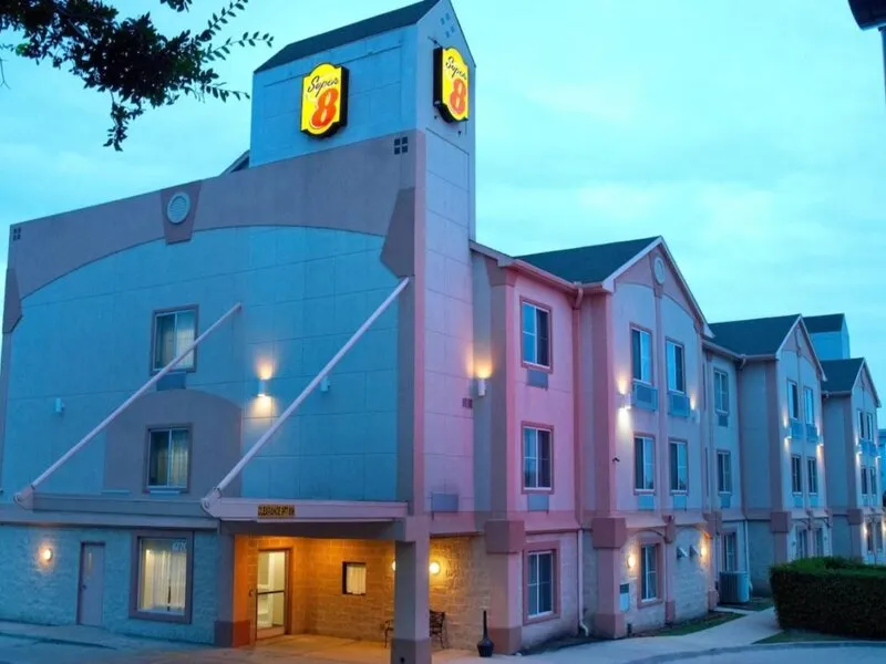 Super 8 by Wyndham Irving/DFW Apt/North · Anbieterbild von TUI