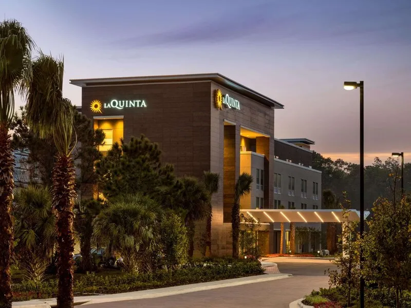 La Quinta Inn & Suites by Wyndham Orlando IDrive Theme Parks · Anbieterbild von TUI