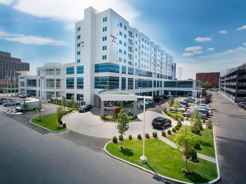 Residence Inn New York The Bronx at Metro Center Atrium · Anbieterbild von TUI