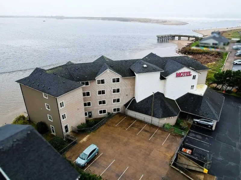 Siletz Bay Beachfront Hotel by OYO Lincoln City · Anbieterbild von TUI