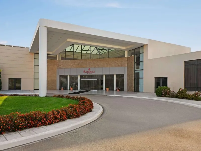 Ramada Plaza by Wyndham Thraki · Anbieterbild von TUI