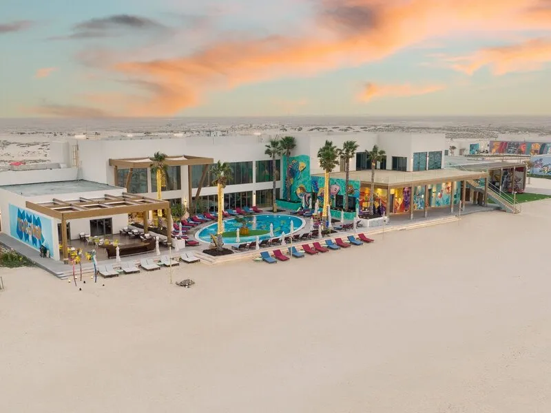 Fuwairit Kite Beach, Tapestry Collection by Hilton · Anbieterbild von TUI
