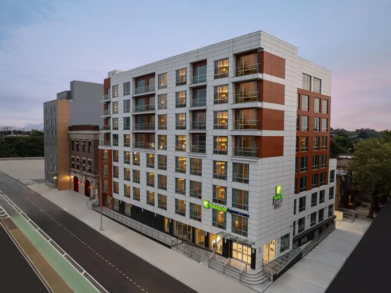 Holiday Inn Express & Suites Woodside Queens NYC · Anbieterbild von TUI