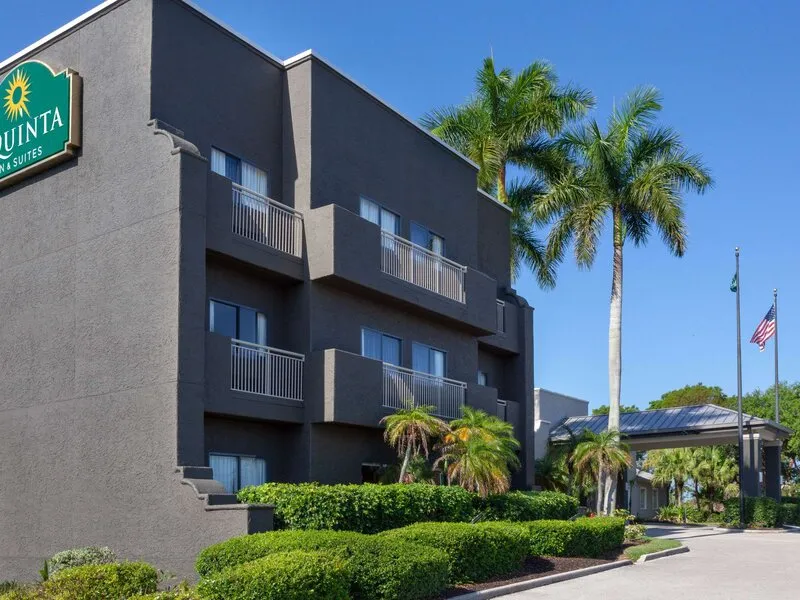 La Quinta Inn & Suites by Wyndham Ft. Myers-Sanibel Gateway · Anbieterbild von TUI