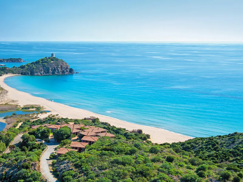 Baia di Chia Resort Sardinia, Curio Collection by Hilton · Anbieterbild von TUI