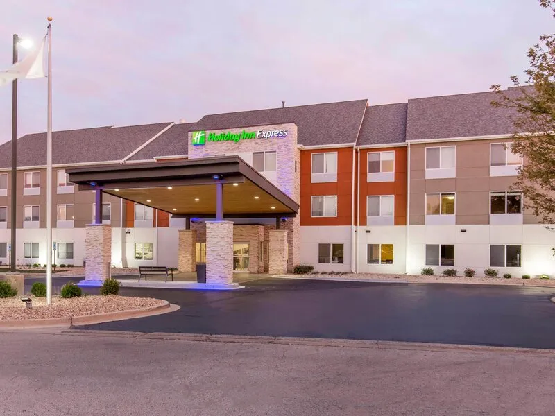 Holiday Inn Express & Suites Chicago West - St Charles · Anbieterbild von TUI