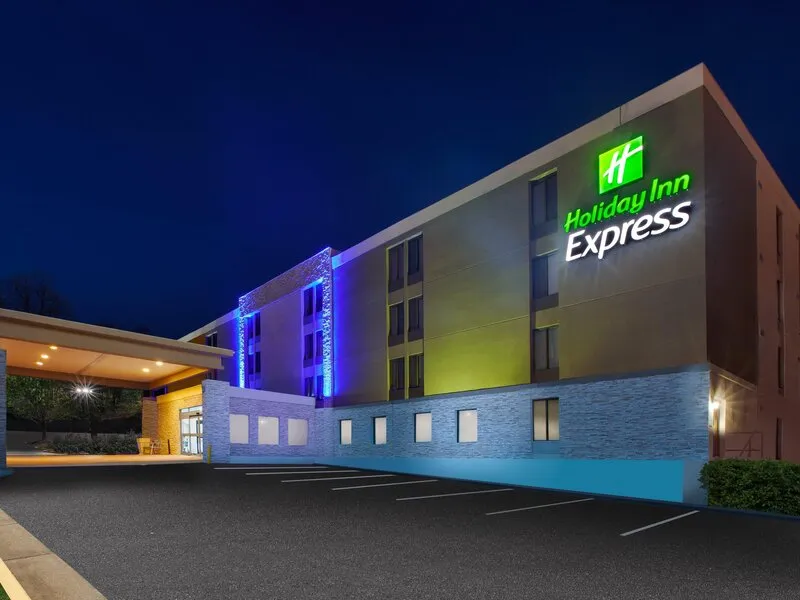 Holiday Inn Express Fairfax - Arlington Boulevard · Anbieterbild von TUI