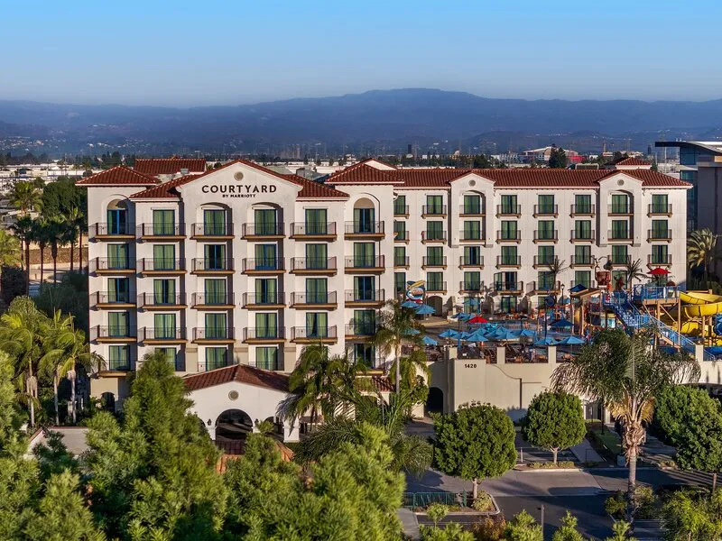 Courtyard Anaheim Theme Park Entrance · Anbieterbild von TUI